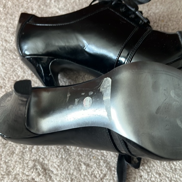 Woman’s Tahari Larry High Heels Size 6 Never Worn - Picture 3 of 5